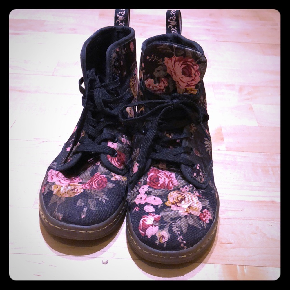 Dr. Martens lace up floral boot barely worn